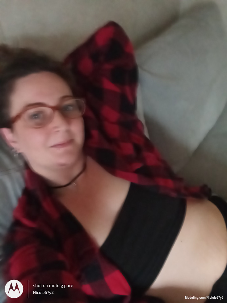 Just got the kids off to school and bf is asleep still cause no work today...and I'm watching serial killer shows with my dog and smoking my bongzilla and drinking my coffee! Freaking amazing morning 😜😘
